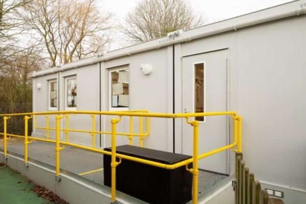 007-exterior-view-school-classroom-modular-960x640-1-800x533-1.jpg (6 Bay) Euro Modular Building