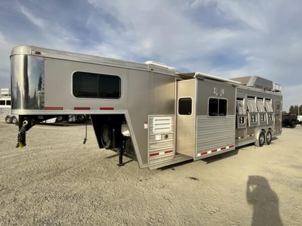 2014-logan-coach-raz4gnhdlq-40-4-horse-razor-gn-horse-trailer-with-walk-in.jpg 2014 Logan Coach RAZ4GNHDLQ 40′ 4 horse Razor GN Horse Trailer**WITH WALK IN CLOSET