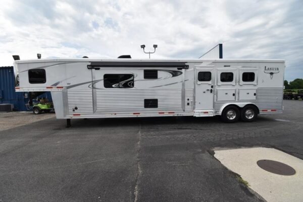 2018-lakota-bighorn-3-horse-living-quarters.jpeg 2018 Lakota Bighorn 3 Horse Living Quarters