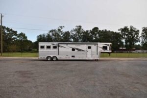 2021-lakota-bighorn-8316srglq-3-horse-trailer-with-16-short-wall.jpg 2021 Lakota BIGHORN 8316SRGLQ 3 Horse Trailer with 16′ Short Wall