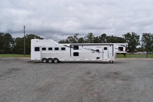 2021-lakota-bighorn-8519tbb-5-horse-trailer-with-19-short-wall.jpg 2021 Lakota BigHorn 8519TBB 5 Horse Trailer with 19′ Short Wall