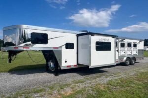 2024-lakota-charger-8411rkglq-4-horse-trailer-with-11-short-wall.jpg 2024 Lakota Charger 8411RKGLQ 4 Horse Trailer with 11′ Short Wall