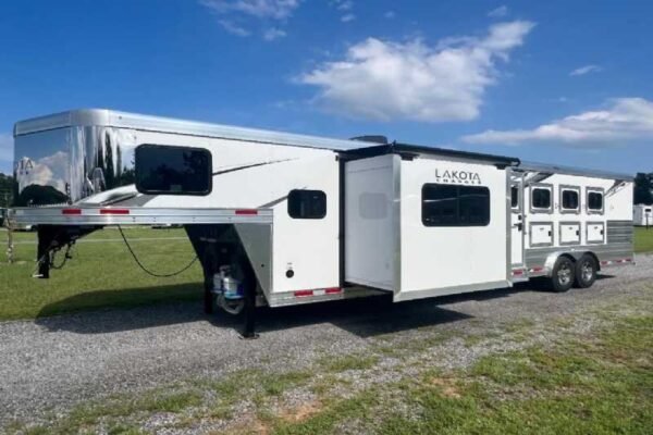 2024-lakota-charger-8411rkglq-4-horse-trailer-with-11-short-wall.jpg 2024 Lakota Charger 8411RKGLQ 4 Horse Trailer with 11′ Short Wall