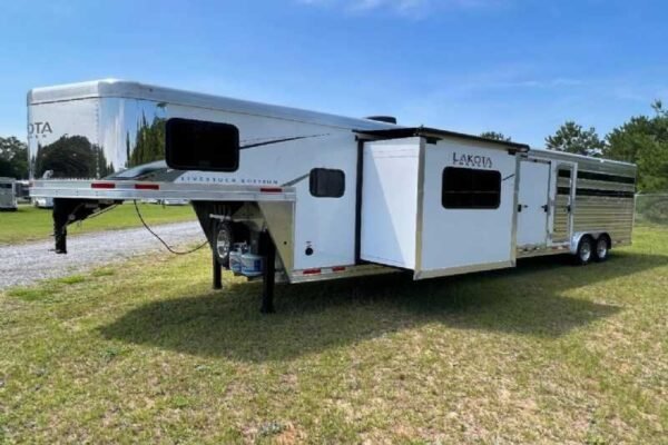 2024-lakota-charger-le81413sr-stock-trailer-with-13-short-wall.jpg 2024 Lakota Charger LE81413SR Stock Trailer with 13′ Short Wall
