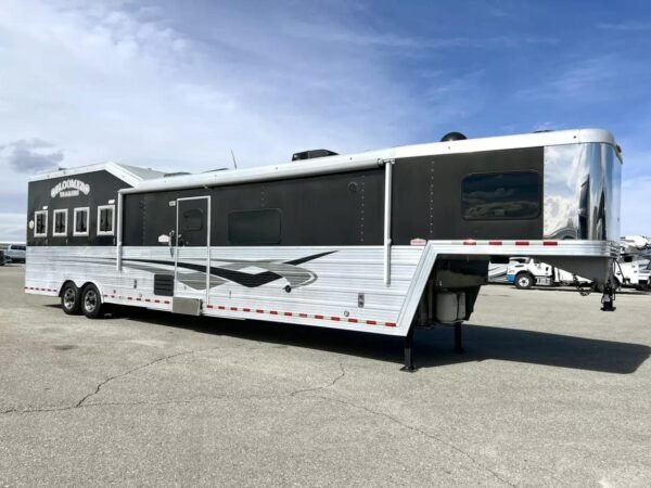 Used 2013 Bloomer 4 Horse 16′ LQ, 7’Slide, Air Ride, Pod, Mister/Water Sys Air ride, HWH Slide, Integrated Pod